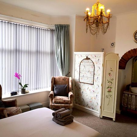 Sunset Guest House Hunstanton Bagian luar foto A bedroom at the Old Vicarage