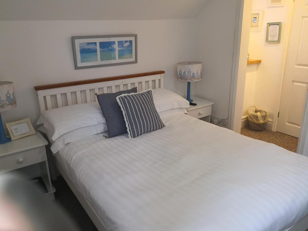 Sunset Guest House Hunstanton Bagian luar foto A bedroom at the Old Ship Hotel