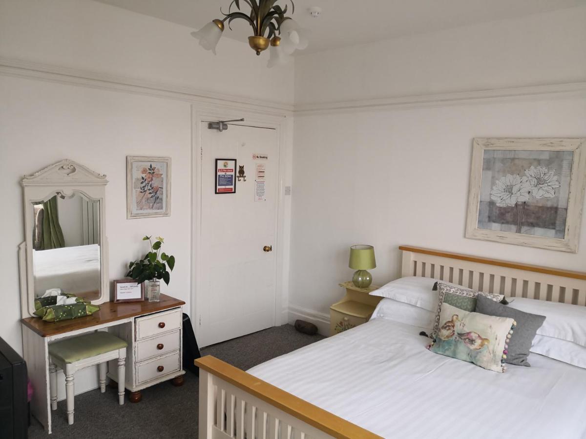 Sunset Guest House Hunstanton Bagian luar foto A bedroom at the hotel