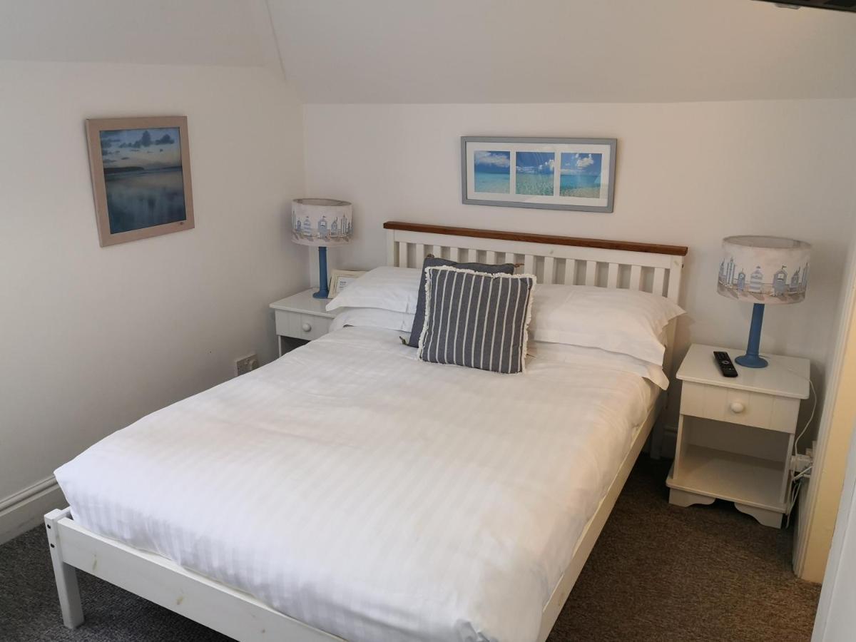 Sunset Guest House Hunstanton Bagian luar foto A bedroom at the Old Post Office