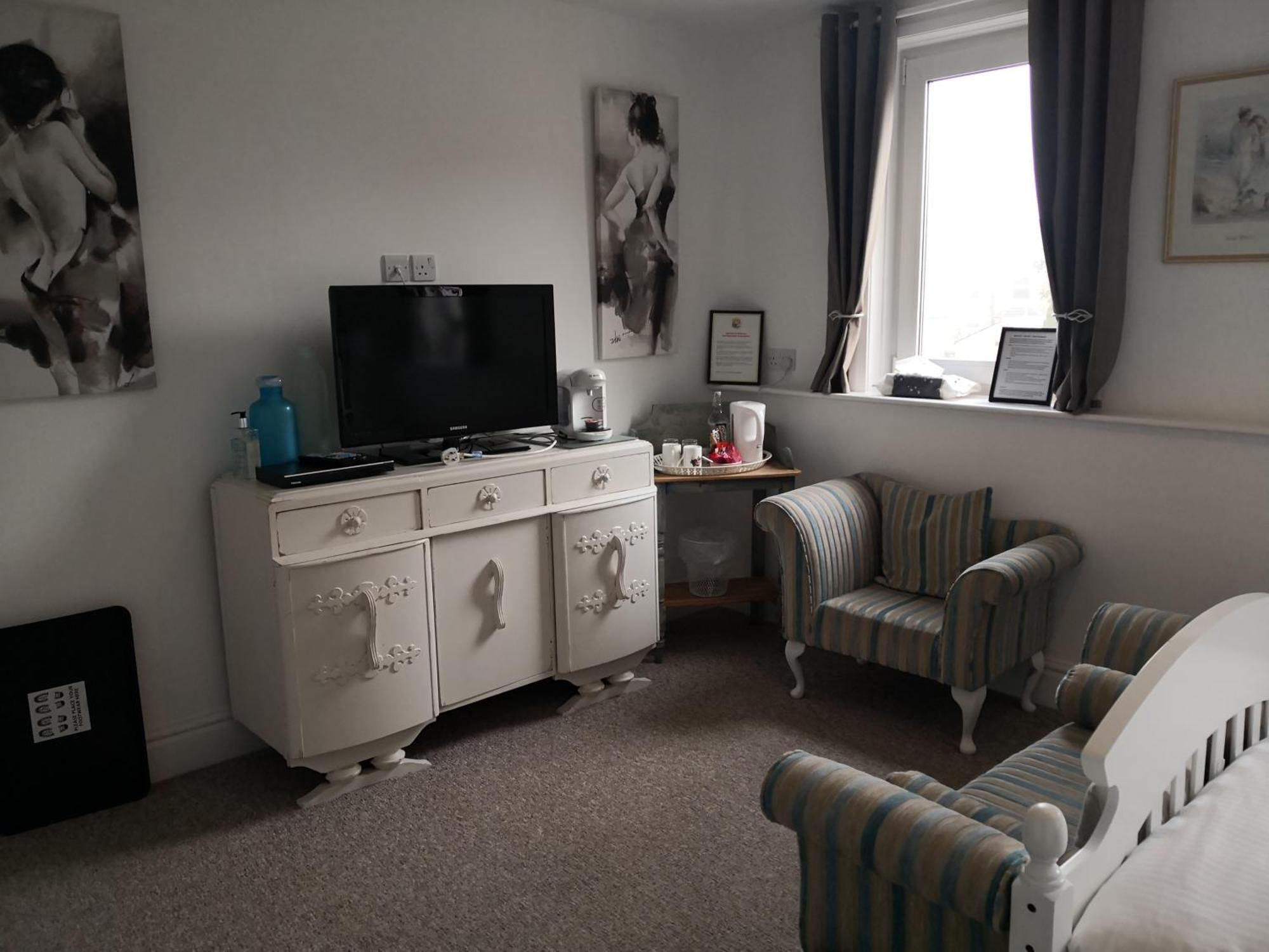 Sunset Guest House Hunstanton Bagian luar foto A typical bedroom at the hostel