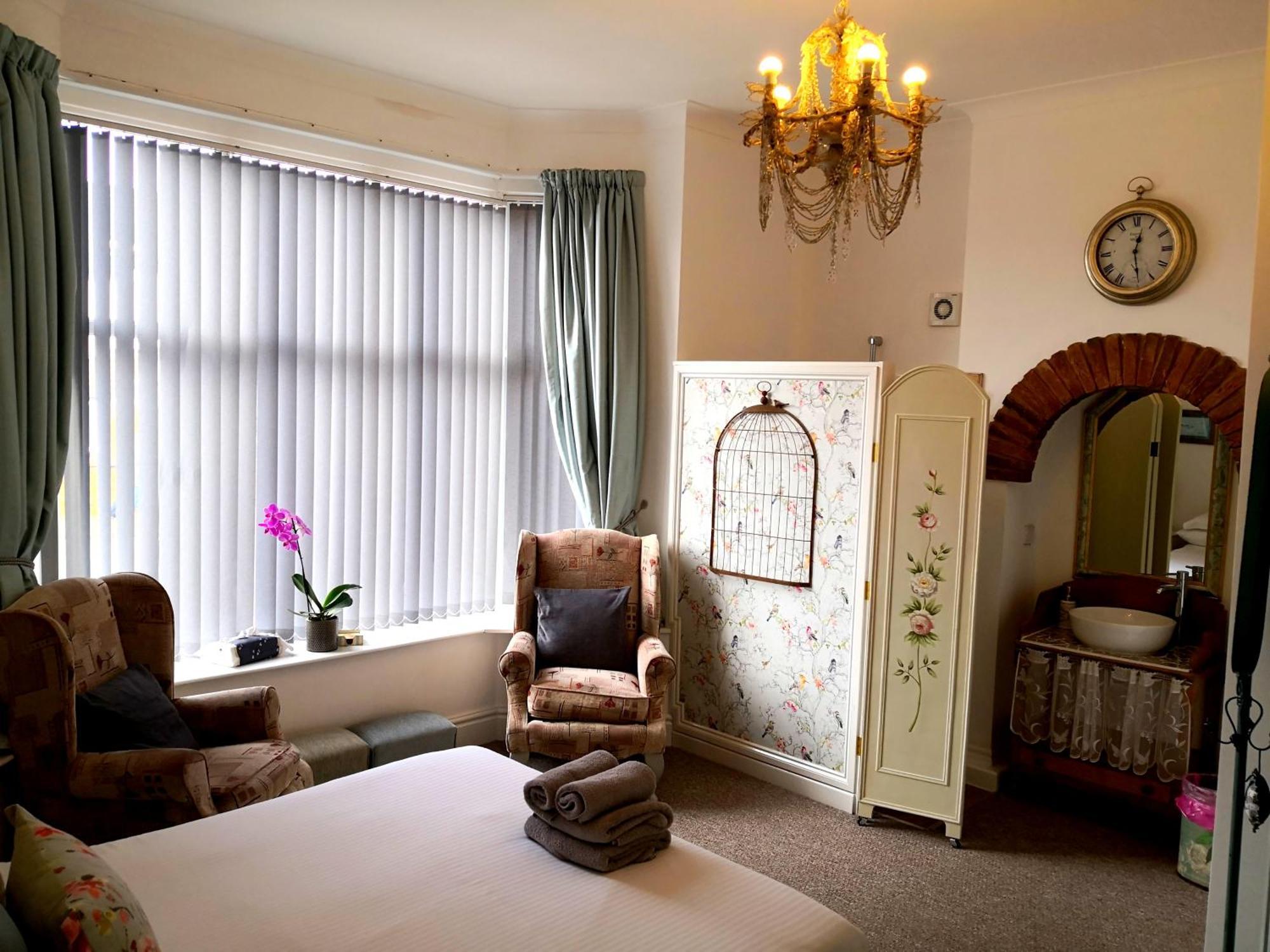 Sunset Guest House Hunstanton Bagian luar foto A bedroom at the Old Vicarage