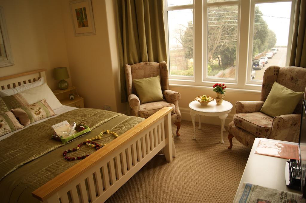 Sunset Guest House Hunstanton Ruang foto A typical bedroom in a care home
