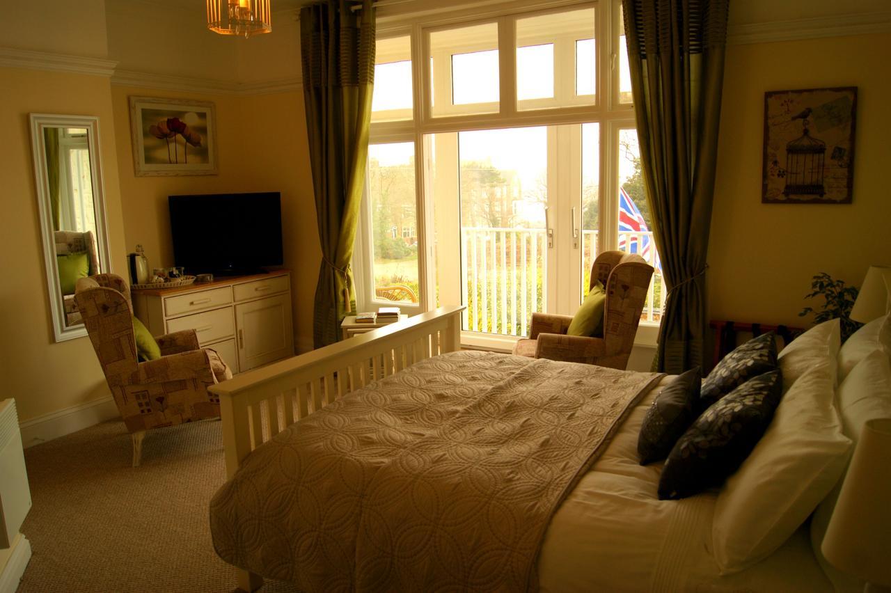 Sunset Guest House Hunstanton Bagian luar foto A bedroom at the hotel