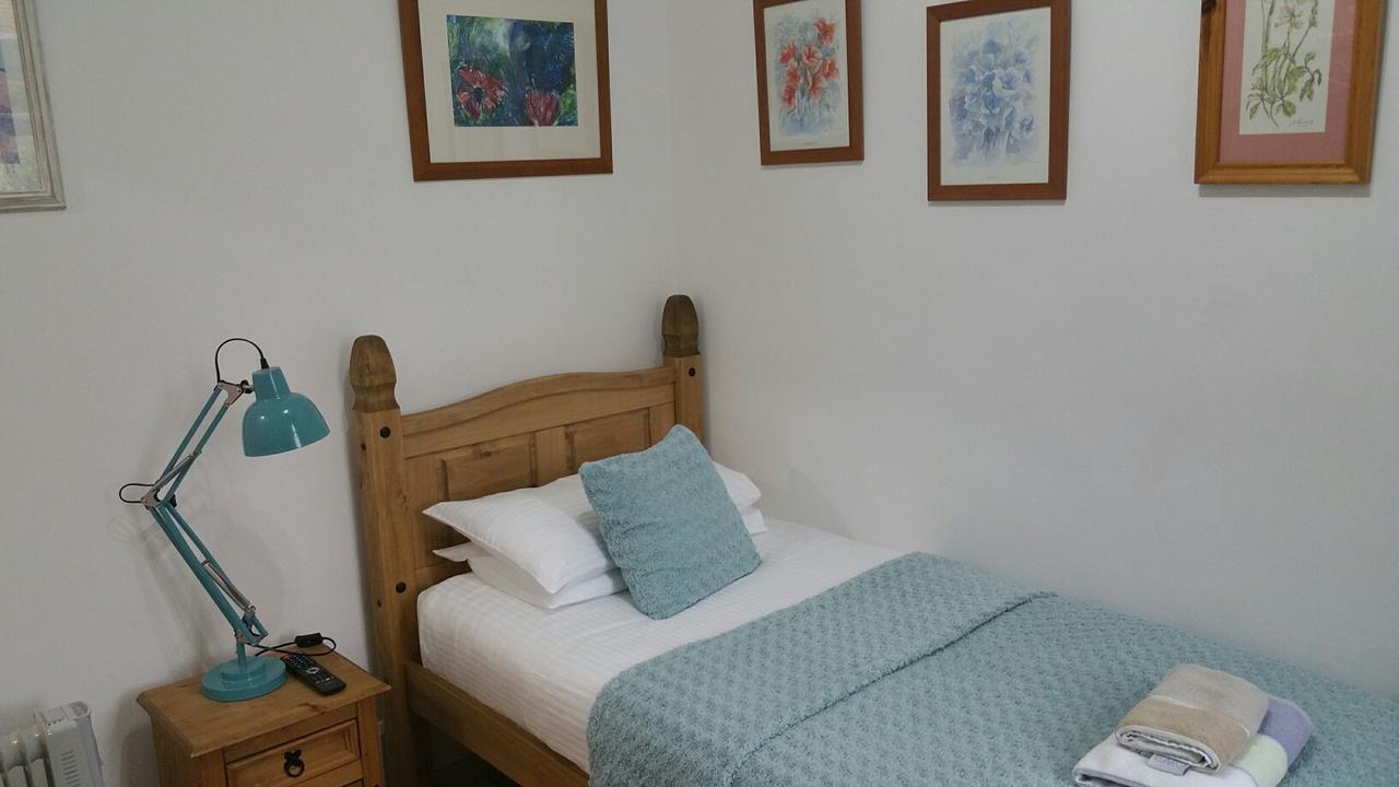 Sunset Guest House Hunstanton Bagian luar foto A bedroom at the Old School House