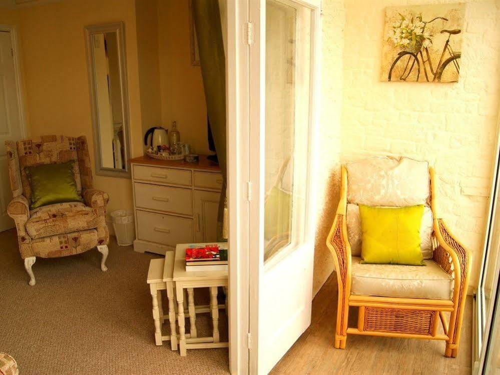 Sunset Guest House Hunstanton Bagian luar foto A typical room at the hostel