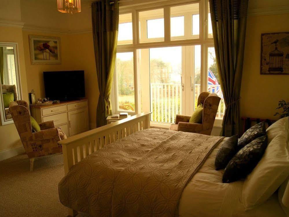 Sunset Guest House Hunstanton Bagian luar foto A bedroom at the hotel