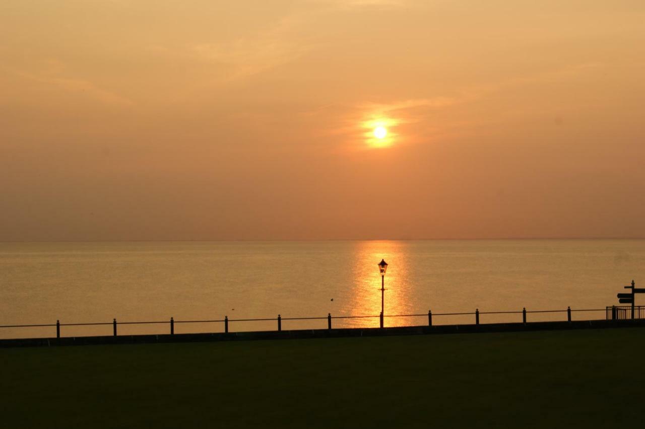 Sunset Guest House Hunstanton Ruang foto Sunset over the bay